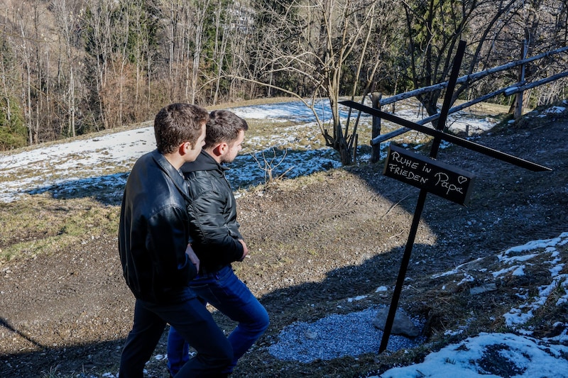 Die ältesten Söhne, Stefan (26, r.) und Christian (20) haben ein Kreuz für ihren Papa aufgestellt. (Bild: Markus Tschepp)