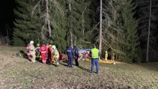 Der Unfallort: der Kleinbus war 40 Meter tief einenHang hinabgestürzt (Bild: Feuerwehrverband Liezen)