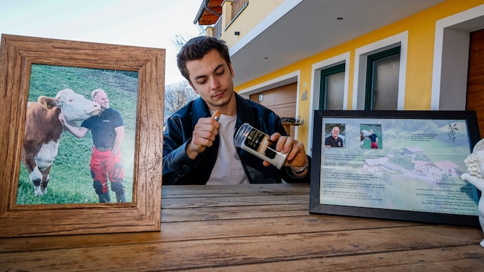 Christian Hettegger zündet eine Kerze für den tragisch verunglückten Papa an.
