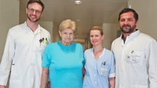 Lukas Raab, Rosa W., Christiane Kettl und Stefan Stättner (v.l.n.r.) im Kepler Uniklinikum Linz (Bild: KUK)