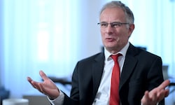 Österreich droht ein EU-.Defizitverfahrne, aber Finanzminister Markus Marterbauer (SPÖ) bleibt ...