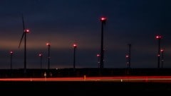 Ein Blick auf die Windparks in Andau, Halbturn und Mönchhof bei Nacht. (Bild: Burgenland Energie/Richard Neubauer)