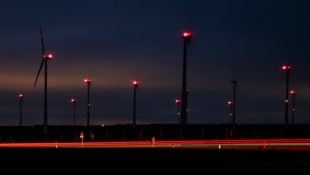 Ein Blick auf die Windparks in Andau, Halbturn und Mönchhof bei Nacht. (Bild: Burgenland Energie/Richard Neubauer)