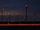 Ein Blick auf die Windparks in Andau, Halbturn und Mönchhof bei Nacht. (Bild: Burgenland Energie/Richard Neubauer)