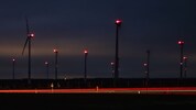 Ein Blick auf die Windparks in Andau, Halbturn und Mönchhof bei Nacht.