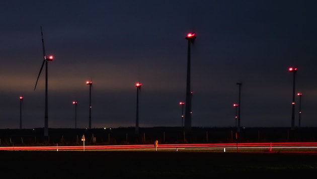 Ein Blick auf die Windparks in Andau, Halbturn und Mönchhof bei Nacht. (Bild: Burgenland Energie/Richard Neubauer)