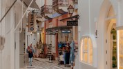 Unweit der Altstadt von Parikia entfernt und nur drei Minuten zum Meer befinden sich die Adelfia ...