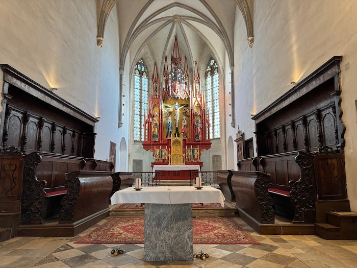 Dieser Altar wurde im 19. Jahrhundert im neugotischen Baustil erneuert.