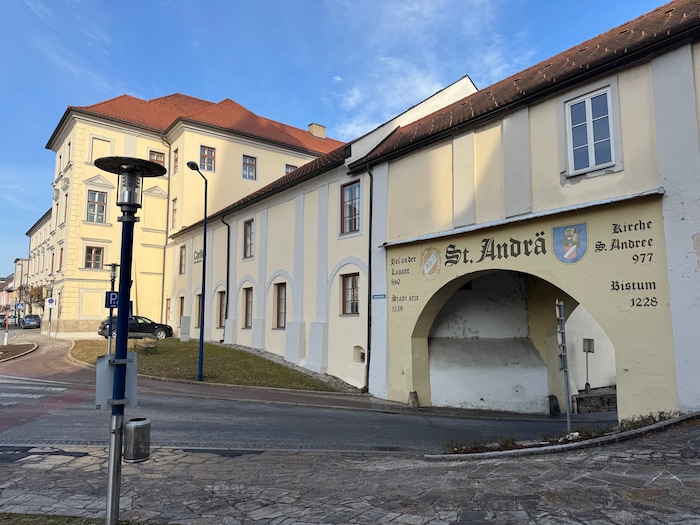 Der Weg zum ehemaligen Bischofssitz – heute ein Altersheim – besteht noch.
