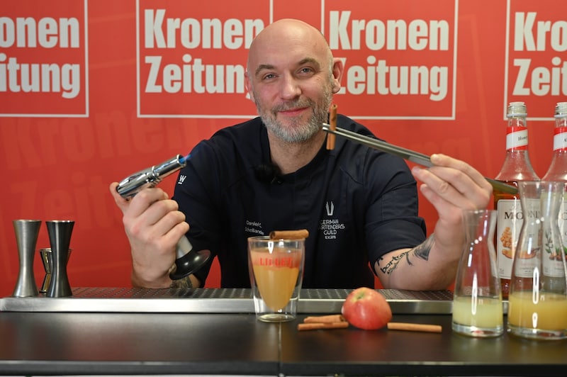 Schellander zeigt Ihnen wieder einen Cocktail. (Bild: Evelyn Hronek)