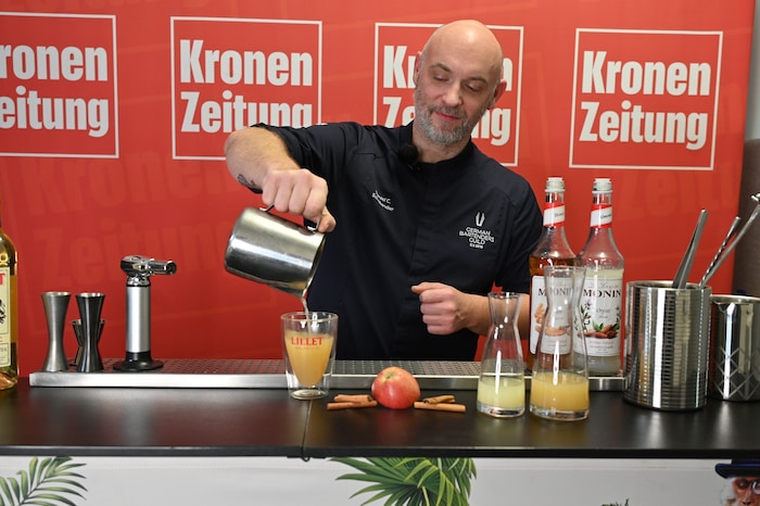 Nach dem Erhitzen ist das Getränk in ein hitze- beständiges Glas umzufüllen, dann noch Lillet ...