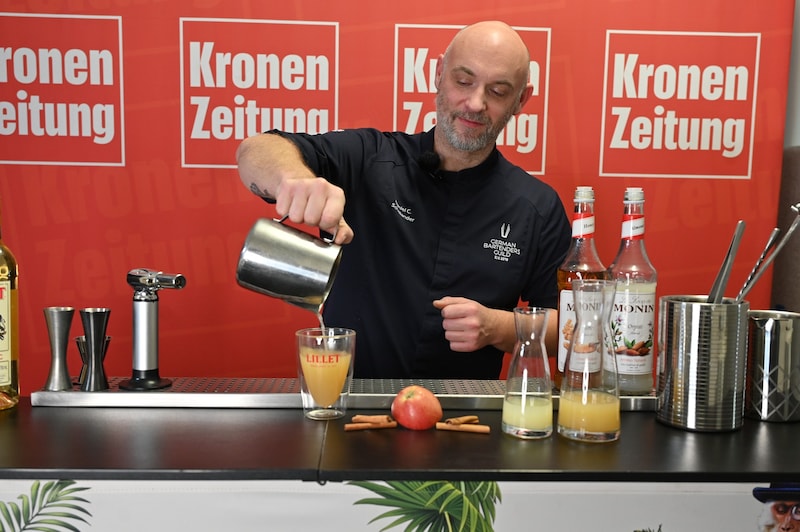 Nach dem Erhitzen ist das Getränk in ein hitze- beständiges Glas umzufüllen, dann noch Lillet Blanc! (Bild: Evelyn Hronek)