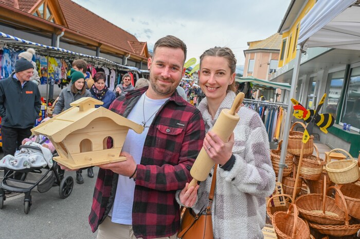 Michael und Michaela aus St. Kanzian stehen auf echtes Holz.