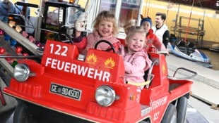 Lustige Fahrgeschäfte locken aufs Marktgelände neben dem Stift in Eberndorf. 
