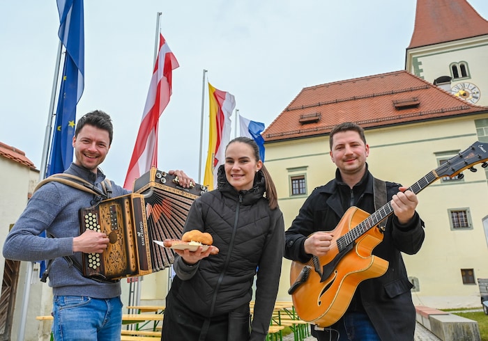 Die Brüder Eduard und Martin, hier mit Maja, sorgen vorm Stefitz-Zelt für Musik