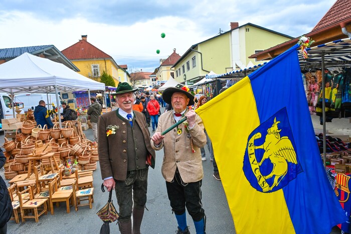 Erwin Ischep und Sigi Kröpl, Fahnenschwinger der Jauntaler Trachtengemeinschaft, sind Urgesteine ...