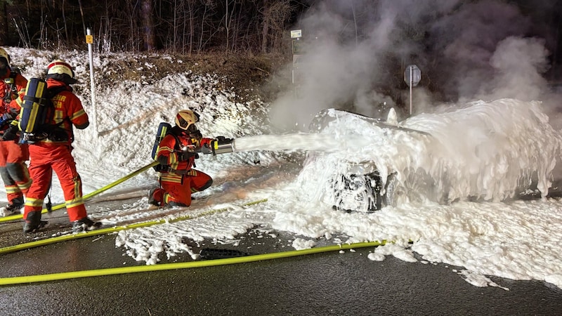 Mit Löschschaum war das Feuer rasch unter Kontrolle.  (Bild: BFVMZ/FF Krieglach)