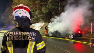 Das Auto brannte im Bereich des Kreisverkehrs in der Roseggerstraße stark. 