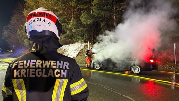 Das Auto brannte im Bereich des Kreisverkehrs in der Roseggerstraße stark.  (Bild: BFVMZ/FF Krieglach)