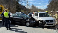 An den beiden Fahrzeugen entstand erheblicher Schaden.  (Bild: ZOOM Tirol)