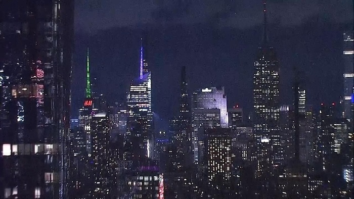 Auch das Empire State Building in New York knipste die Lichter aus.