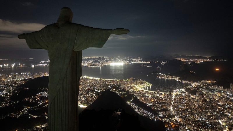 Die Christus-Statue wachte eine Stunde in der Dunkelheit über die Metropole Rio. (Bild: AFP/MAURO PIMENTEL)