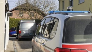 Die Spurensicherer fanden zwei blutige Messer. (Bild: APA/DANIEL SCHARINGER, Krone KREATIV)