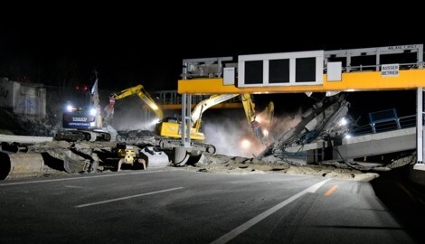 Die Brücke über die Inntalautobahn wurde in der Nacht auf Sonntag abgetragen. (Bild: ZOOM Tirol)