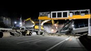 Die Brücke über die Inntalautobahn wurde in der Nacht auf Sonntag abgetragen.
