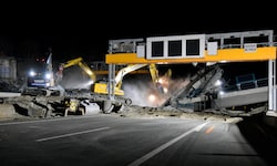 Die Brücke über die Inntalautobahn wurde in der Nacht auf Sonntag abgetragen.