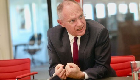 Eine Verfassungsbestimmung hält Gerhard Karner nicht für zwingend: „Eine breite Mehrheit ist immer etwas Gutes, aber letztlich ist auch die einfache Mehrheit eine Variante.“ (Bild: Jöchl Martin)