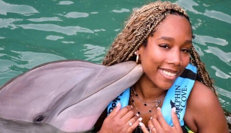 Cierra Stockard genoss ihr Abenteuer mit den Delfinen – bevor es zu dem schrecklichen Unfall kam. (Bild: facebook.com/cierra.stockard.98)