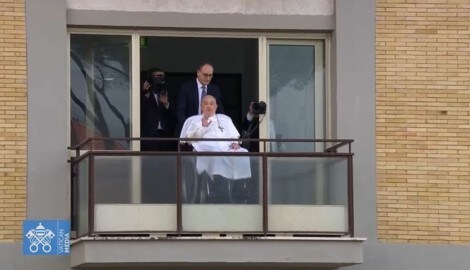 Um 12.03 Uhr zeigte sich der Papst endlich seinen Fans und Anhängern. Sein Auftritt dauerte nur eine Minute. (Bild: Vatikan Media)