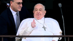 Um 12.03 Uhr zeigte sich der Papst endlich seinen Fans und Anhängern. Sein Auftritt dauerte eine Minute. (Bild: EPA/ETTORE FERRARI)