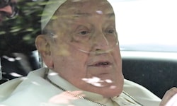 Papst Franziskus wirkte nach seiner Entlassung (im Bild im Wagen auf dem Weg zum Vatikan) sehr ...