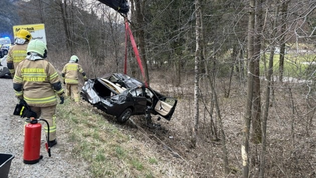 Das Auto wurde von Bäumen gestoppt. Die Beifahrerin konnte sich aus dem Wagen nicht selbst befreien. (Bild: APA/FEUERWEHR SAAFLELDEN)