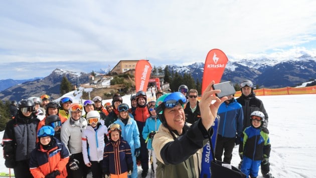 Selfies mit Fritz Strobl waren heiß begehrt – doch der Ex-Skistar drehte lachend den Spieß um und schoss selbst ein Bild mit den vielen Fans. (Bild: Birbaumer Christof)