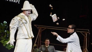 Stück von Yasmina Reza: Regie erfand Clownfigur, diese musste nun den Hut nehmen