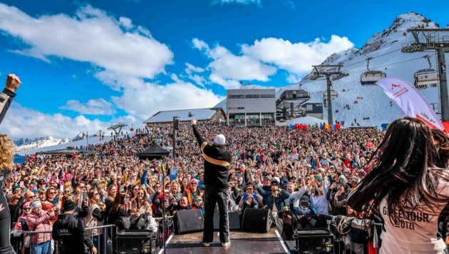 Er kann es immer noch: Gerry Friedle alias DJ Ötzis war beim Abschluss seiner Gipfeltour in absoluter Hochform. (Bild: Pressefoto Scharinger/Daniel Scharinger)