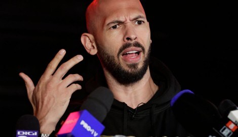 Andrew Tate bei seiner Rückkehr in Rumänien (Bild: EPA/Robert Ghement)