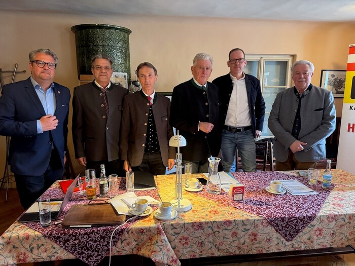 Vorstand des Kärntner Heimatdienstes: Schriftführer Wendelin Mölzer, Finanzreferent Wolfgang ...