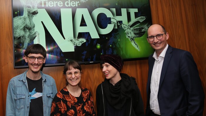 Kurator Ronald Lintner (rechts) mit dem Musiker-Trio SarahBernhardt bei der Eröffnung der ...