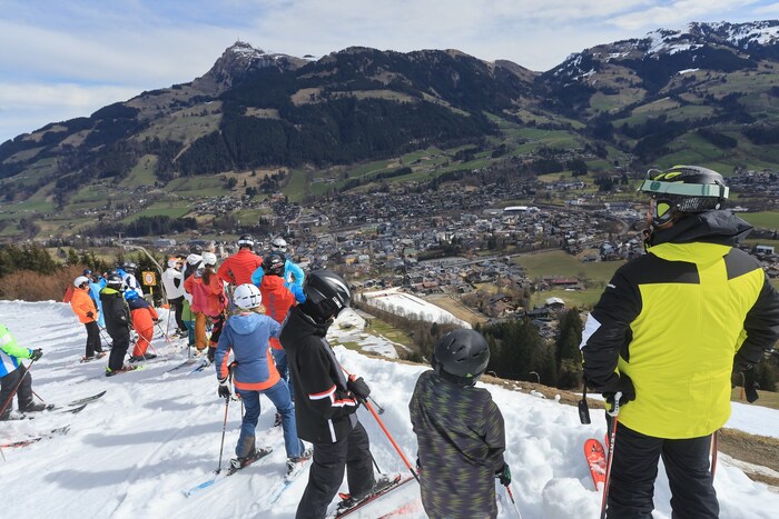 Die „Krone“-Skifahrer beim Tiefblick von der Hausbergkante auf Kitzbühel.