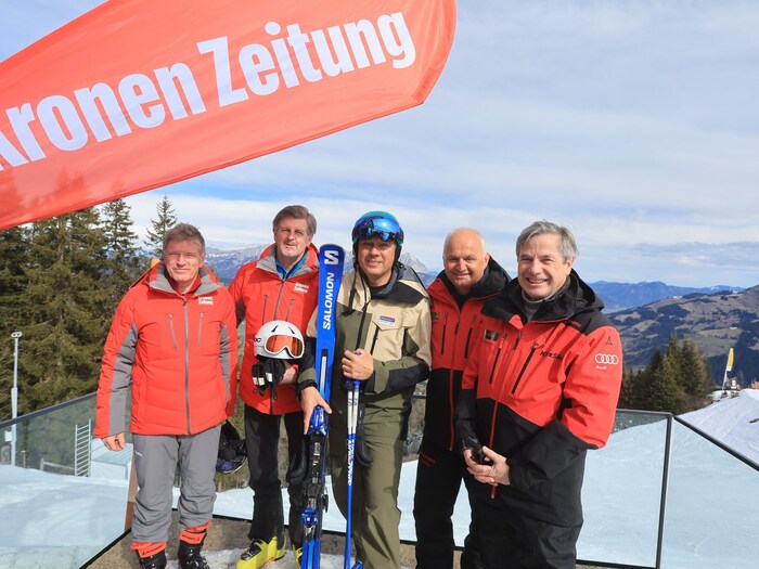 „Krone“-Verkaufs- leiter Wolfgang Kos, Chefredakteur Claus Meinert, Fritz Strobl sowie die ...