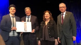 Ferdinand Schmalz mit dem Kärntner Landeshauptmann Peter Kaiser sowie Gemeinderätin Gabriela ...