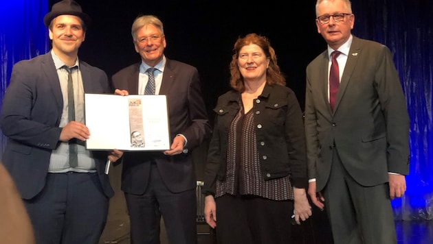 Ferdinand Schmalz mit dem Kärntner Landeshauptmann Peter Kaiser sowie Gemeinderätin Gabriela Holzer und Vizebürgermeister Alexander Kastner aus Klagenfurt. (Bild: Irina Lino)