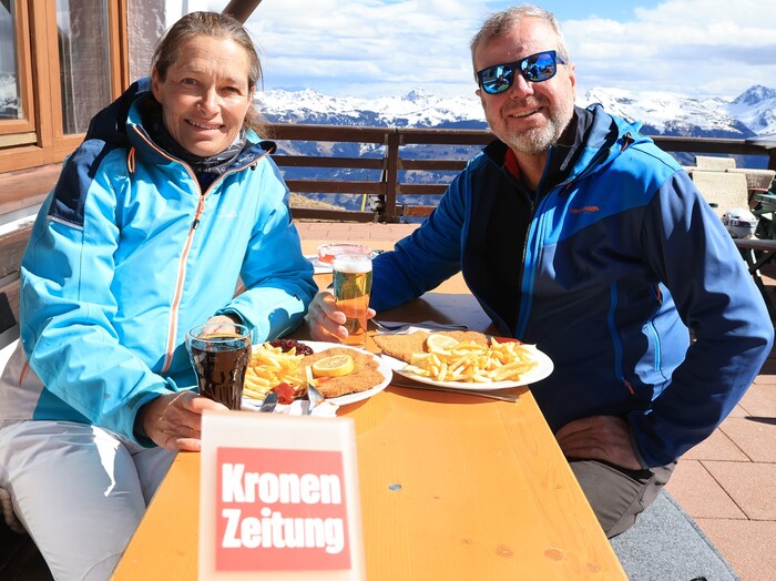 Wolfgang und Hiltrud waren vom Mondsee angereist und genossen das Schnitzel beim Restaurant ...