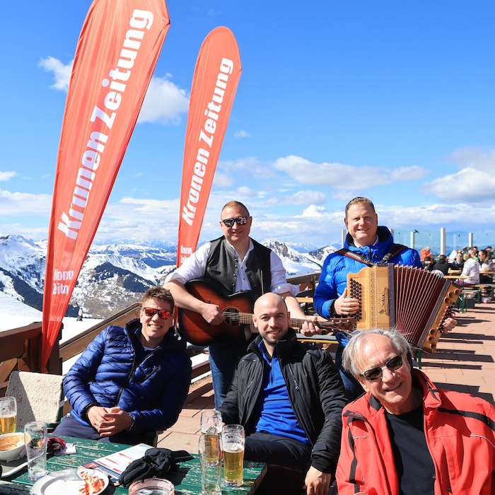 Ingmar, Lennart und Reiner (vorne, v. li.) mit den Musikanten