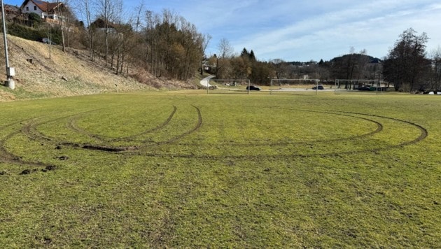 Die Spuren, die das Auto auf dem Spielfeld hinterlassen haben, sind deutlich zu sehen. (Bild: SV Haslach)