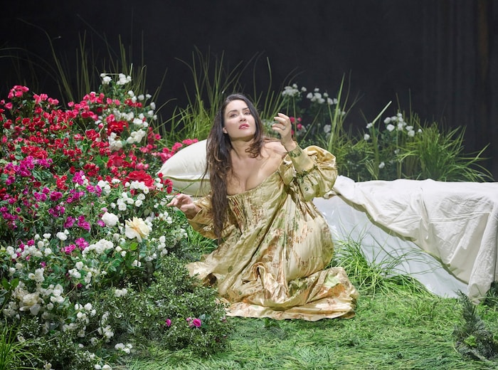Iolanta (Sonya Yoncheva) wird vom eigenen Vater in einem Garten vor der Welt versteckt.